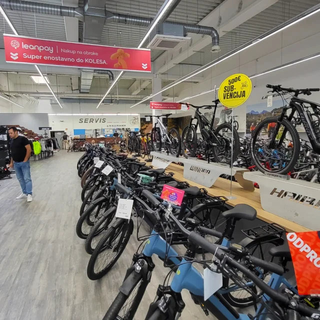 Prodajni salon A2U Ljubljana Rudnik z vrstami e-koles, gorskih koles Haibike in Winora ter rdečim napisom za odprodajo koles.