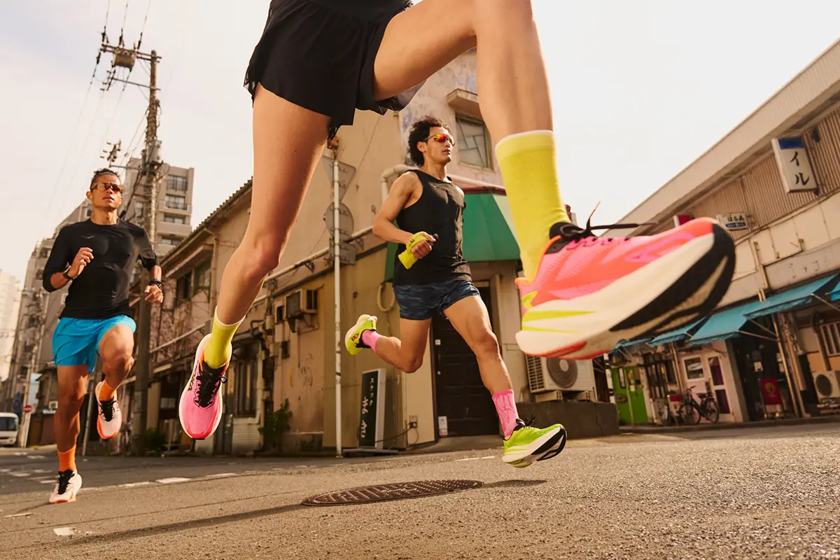 Moški in ženska tečeta v športni opremi za kategorijo Vse za tek A2U.