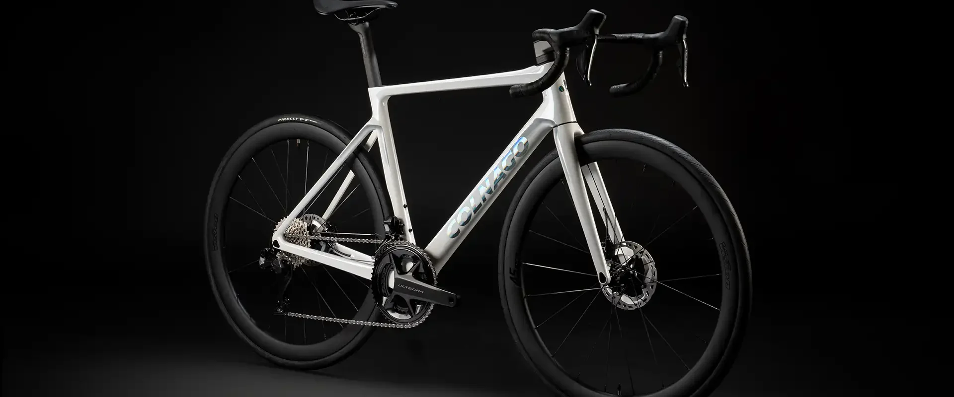 Cestno kolo Colnago V4 v beli barvi na črni podlagi - zadnji kosi v trgovini A2U.