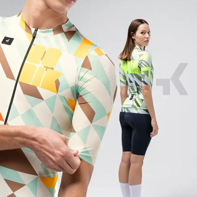 Promocijska pasica za poletno kolekcijo kolesarskih oblačil Gobik WARM26, ki prikazuje kolesarja s hrbtne strani v zelenem kolesarskem dresu z geometrijskim vzorcem