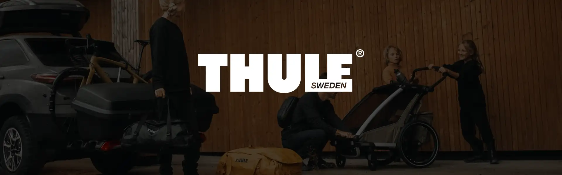 Thule promocijski banner na A2U: avtomobil z nosilci za kolesa, strešnim kovčkom in otroškim vozičkom za aktivne družine.